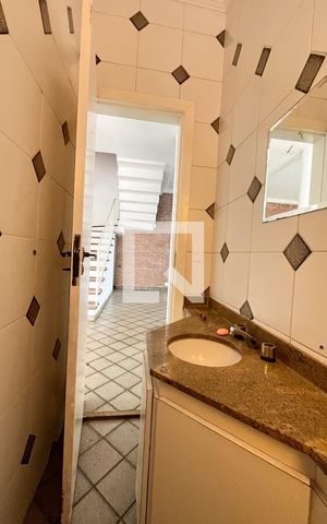 Casa à venda com 240m², 4 quartos e 3 vagas Casa à venda com 240m², 4 quartos e 3 vagasLavabo