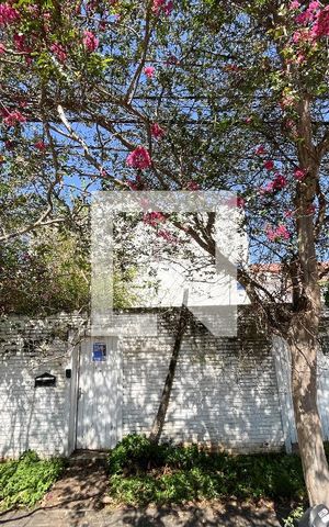 Casa à venda com 240m², 4 quartos e 3 vagas Casa à venda com 240m², 4 quartos e 3 vagasFachada