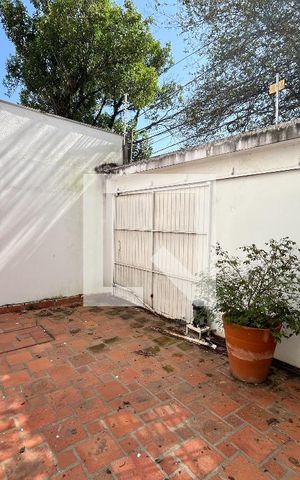Casa à venda com 240m², 4 quartos e 3 vagas Casa à venda com 240m², 4 quartos e 3 vagasGaragem