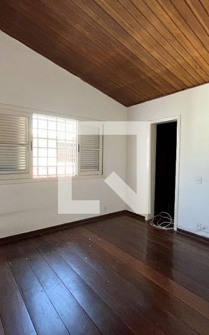 Casa à venda com 240m², 4 quartos e 3 vagas Casa à venda com 240m², 4 quartos e 3 vagasSuite