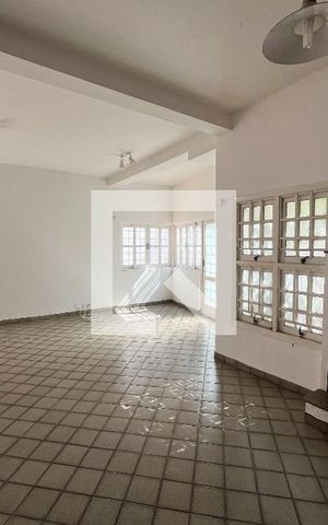 Casa à venda com 240m², 4 quartos e 3 vagas Casa à venda com 240m², 4 quartos e 3 vagasSala