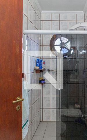Casa à venda com 208m², 4 quartos e 2 vagasBanheiro da suíte