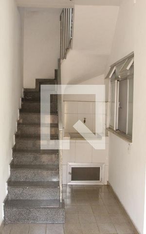 Casa para alugar com 180m², 3 quartos e sem vagaEscada
