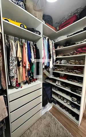 Apartamento à venda com 169m², 2 quartos e 2 vagas Apartamento à venda com 169m², 2 quartos e 2 vagasCloset da suíte