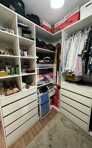 Apartamento à venda com 169m², 2 quartos e 2 vagas Apartamento à venda com 169m², 2 quartos e 2 vagasCloset da suíte