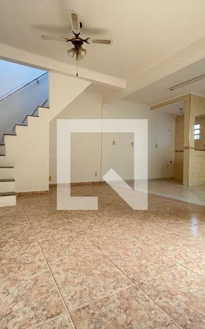 Casa à venda com 100m², 2 quartos e sem vaga Casa à venda com 100m², 2 quartos e sem vagaSala