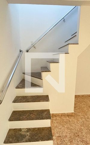 Casa à venda com 100m², 2 quartos e sem vaga Casa à venda com 100m², 2 quartos e sem vagaEscada