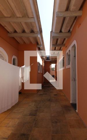 Casa à venda com 647m², 5 quartos e 8 vagasFundos da casa