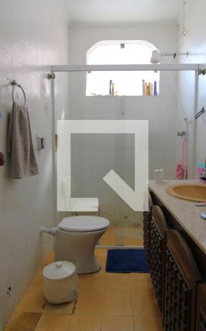 Casa à venda com 647m², 5 quartos e 8 vagasBanheiro da suíte 1