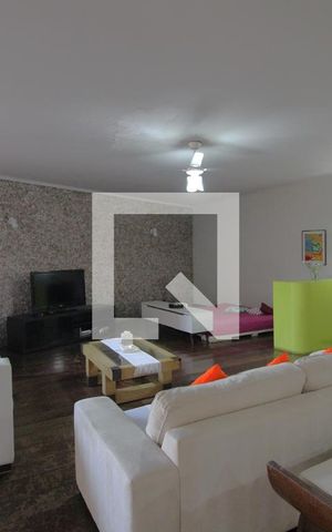 Casa à venda com 647m², 5 quartos e 8 vagasSala