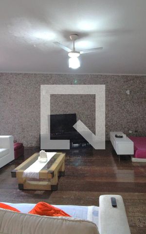 Casa à venda com 647m², 5 quartos e 8 vagasSala