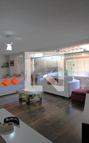 Casa à venda com 647m², 5 quartos e 8 vagasSala