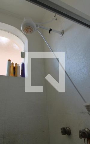 Casa à venda com 647m², 5 quartos e 8 vagasChuveiro banheiro da suíte 1