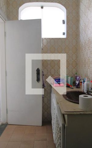 Casa à venda com 647m², 5 quartos e 8 vagasBanheiro da suíte 2