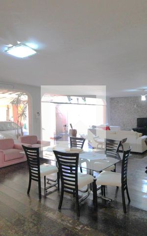 Casa à venda com 647m², 5 quartos e 8 vagasSala
