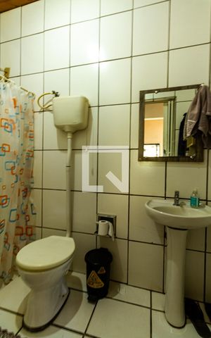 Casa à venda com 600m², 5 quartos e 3 vagas Casa à venda com 600m², 5 quartos e 3 vagasBanheiro