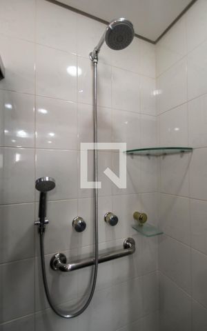 Apartamento à venda com 220m², 4 quartos e 3 vagas Apartamento à venda com 220m², 4 quartos e 3 vagasBanheiro da Suíte 1