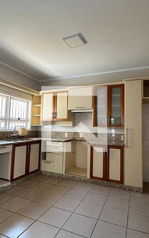 Casa para alugar com 275m², 5 quartos e 4 vagasCozinha
