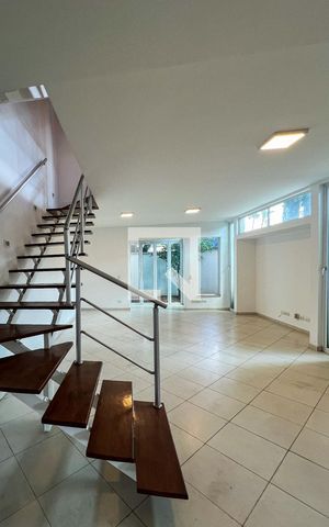 Casa à venda com 250m², 3 quartos e 2 vagas Casa à venda com 250m², 3 quartos e 2 vagasSala