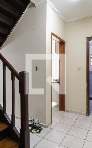 Casa à venda com 196m², 3 quartos e 1 vaga Casa à venda com 196m², 3 quartos e 1 vagaEscada