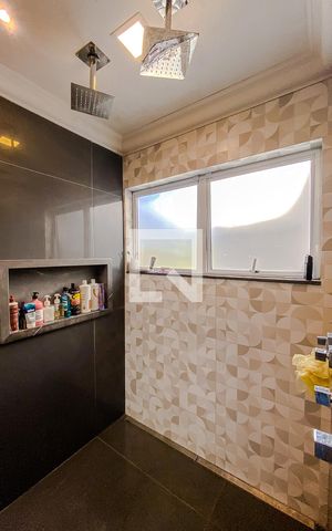 Casa à venda com 288m², 3 quartos e 2 vagasBanheiro da Suíte 1