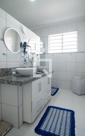 Casa à venda com 170m², 3 quartos e 2 vagas Casa à venda com 170m², 3 quartos e 2 vagasBanheiro Social