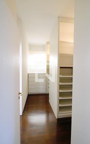 Apartamento à venda com 270m², 3 quartos e 4 vagas Apartamento à venda com 270m², 3 quartos e 4 vagasCloset da suíte 3