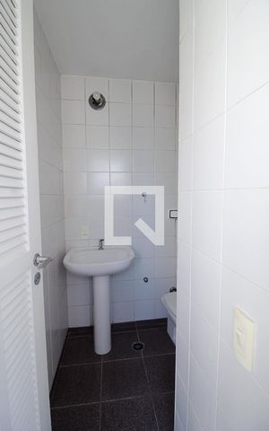 Apartamento à venda com 270m², 3 quartos e 4 vagas Apartamento à venda com 270m², 3 quartos e 4 vagasBanheiro de serviço