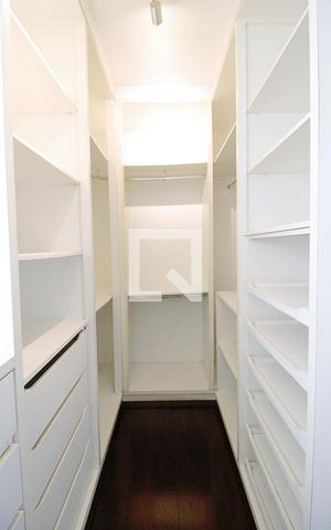Apartamento à venda com 270m², 3 quartos e 4 vagas Apartamento à venda com 270m², 3 quartos e 4 vagasCloset da suíte 3