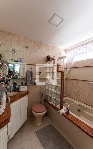 Casa de condomínio à venda com 150m², 4 quartos e 6 vagas Casa de condomínio à venda com 150m², 4 quartos e 6 vagasBanheiro da Suíte 2