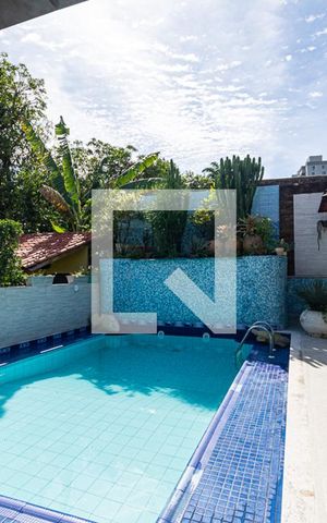 Casa de condomínio à venda com 150m², 4 quartos e 6 vagas Casa de condomínio à venda com 150m², 4 quartos e 6 vagasÁrea externa