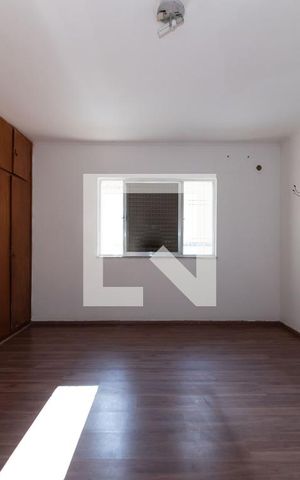 Casa para alugar com 220m², 4 quartos e 4 vagas Casa para alugar com 220m², 4 quartos e 4 vagasSuíte