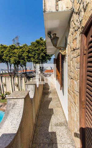 Casa à venda com 500m², 4 quartos e 3 vagas Casa à venda com 500m², 4 quartos e 3 vagasVaranda da Suíte 1