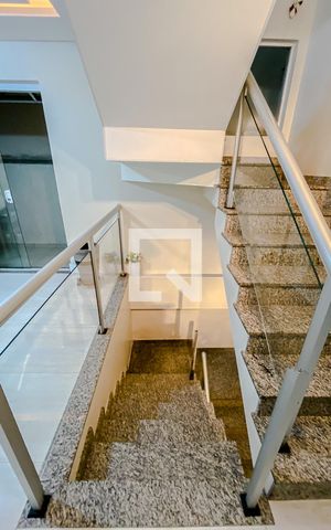 Casa à venda com 140m², 3 quartos e 4 vagasEscada de Acesso á Garagem