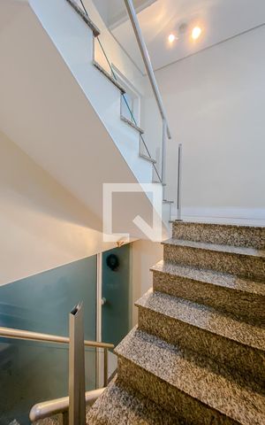 Casa à venda com 140m², 3 quartos e 4 vagasEscada de Acesso á Garagem