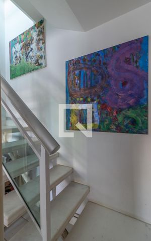 Apartamento à venda com 270m², 4 quartos e 2 vagas Apartamento à venda com 270m², 4 quartos e 2 vagasEscada