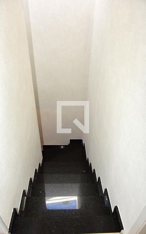 Casa para alugar com 100m², 3 quartos e 2 vagasEscada