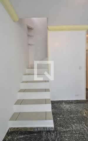 Casa à venda com 120m², 4 quartos e 2 vagasEscada 