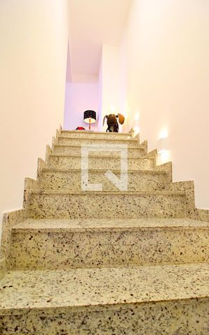 Apartamento à venda com 110m², 2 quartos e 2 vagasEscada