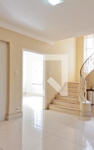 Casa à venda com 299m², 4 quartos e 4 vagas Casa à venda com 299m², 4 quartos e 4 vagasSala