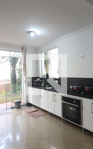 Casa para alugar com 150m², 2 quartos e 2 vagasCozinha 