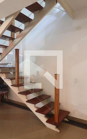 Casa para alugar com 150m², 2 quartos e 2 vagasEscada