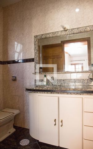 Casa para alugar com 250m², 4 quartos e 3 vagasBanheiro da Suíte