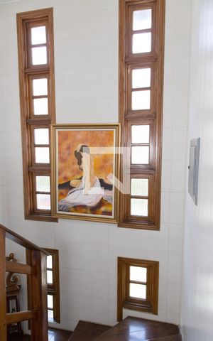 Casa para alugar com 250m², 4 quartos e 3 vagasEscada