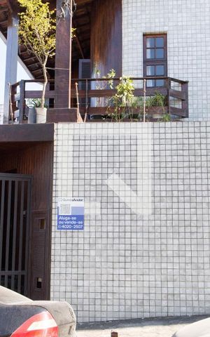 Casa para alugar com 250m², 4 quartos e 3 vagasFachada