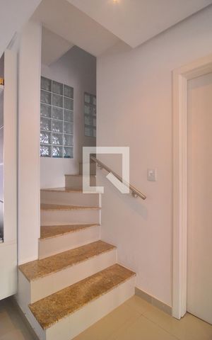 Casa de condomínio à venda com 122m², 3 quartos e 2 vagasEscada