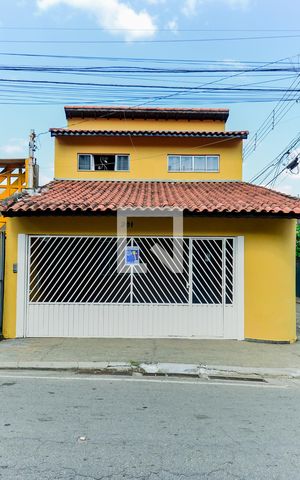 Casa para alugar com 100m², 2 quartos e 2 vagasFachada