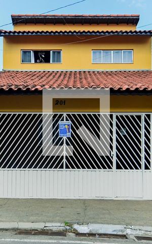 Casa para alugar com 100m², 2 quartos e 2 vagasFachada