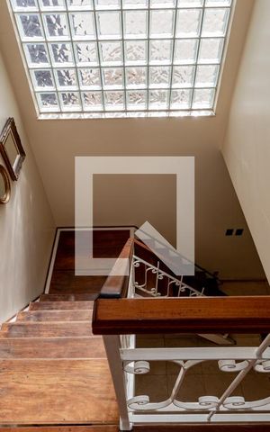 Casa à venda com 255m², 3 quartos e 2 vagas Casa à venda com 255m², 3 quartos e 2 vagasEscadas