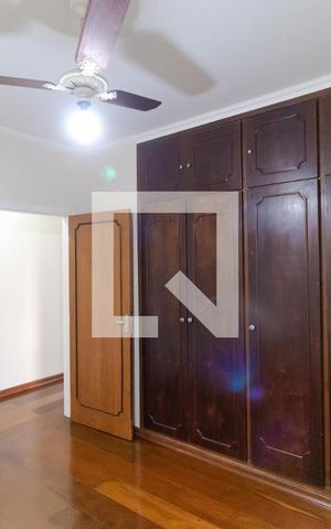 Casa à venda com 300m², 4 quartos e 4 vagas Casa à venda com 300m², 4 quartos e 4 vagasQuarto 01